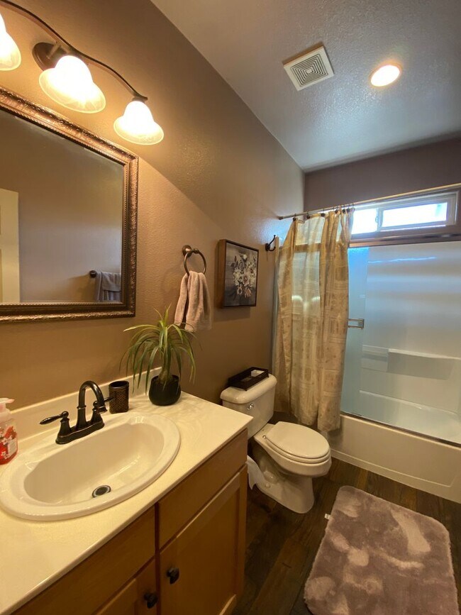 Building Photo - Beautiful Single Story 3 Bedroom 2 Bath! WITH SOLAR!