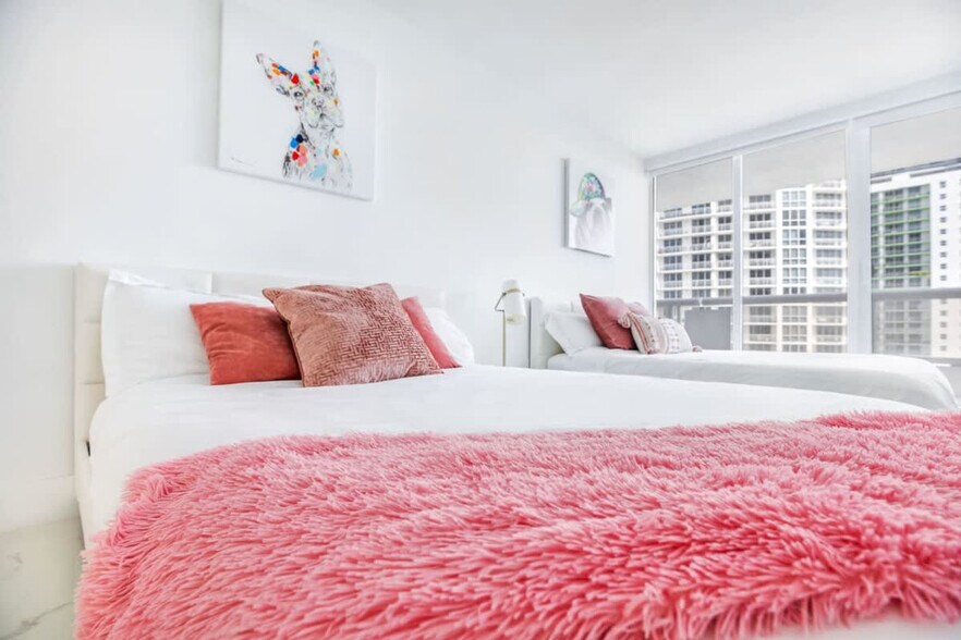 Building Photo - 1717 N Bayshore Dr