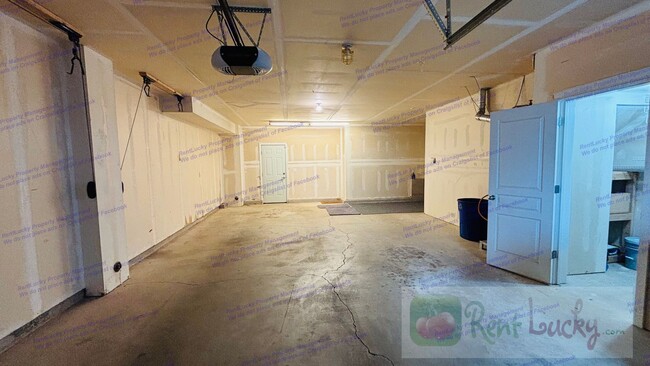 Building Photo - Bright and Spacious Fircrest Townhome in U...