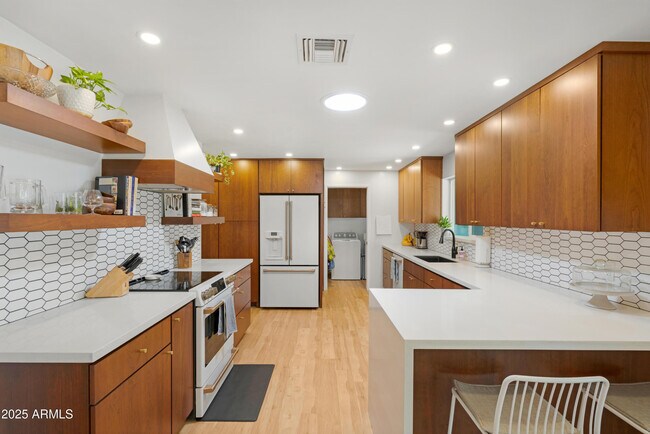 Building Photo - 1021 W Las Palmaritas Dr