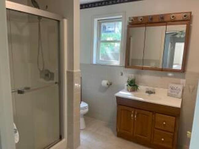 Building Photo - A Getaway Near the Lake- 3 Bedroom, 2 Bath...