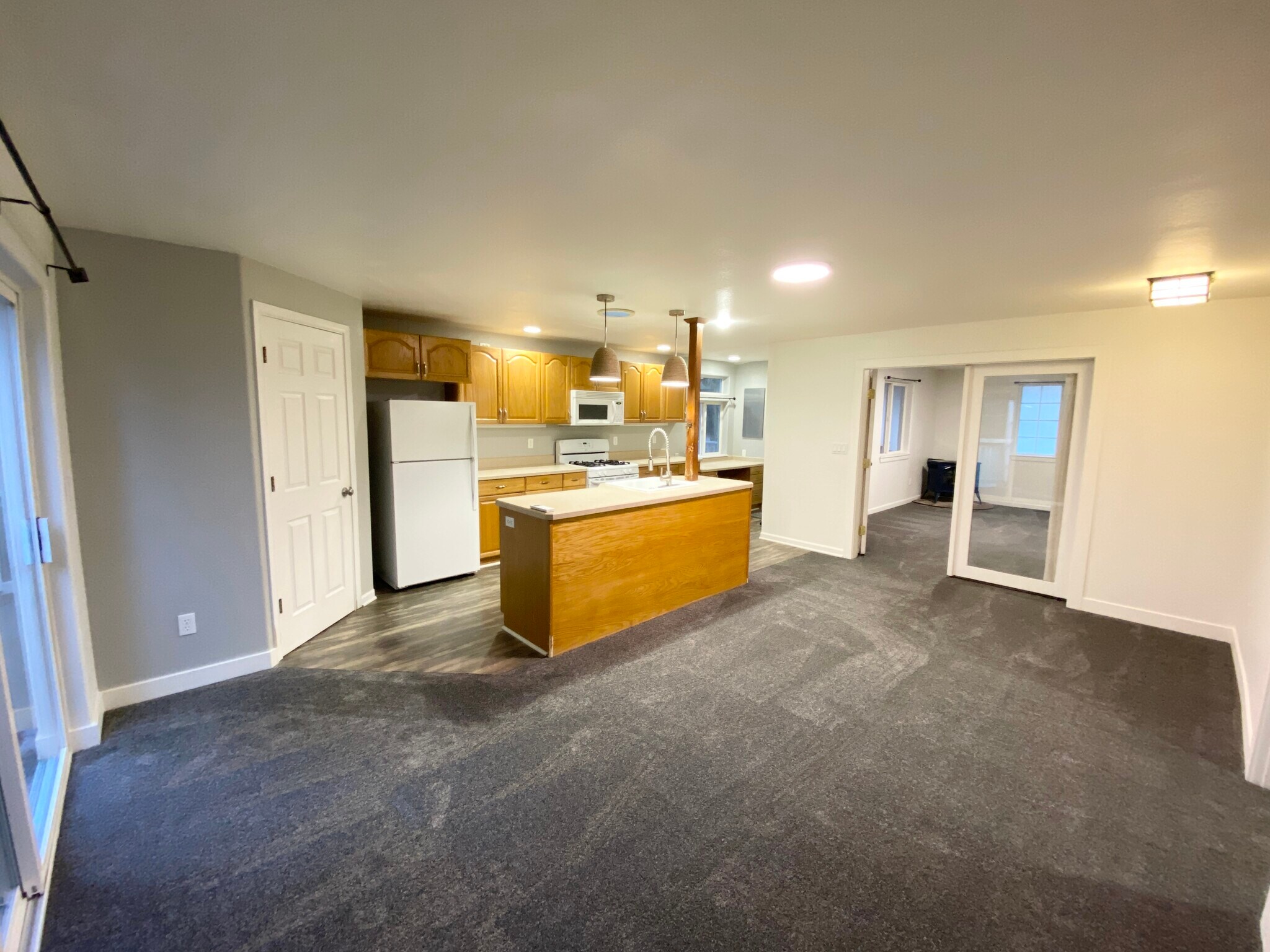 Building Photo - 2464-2 NE Ravenwood Dr