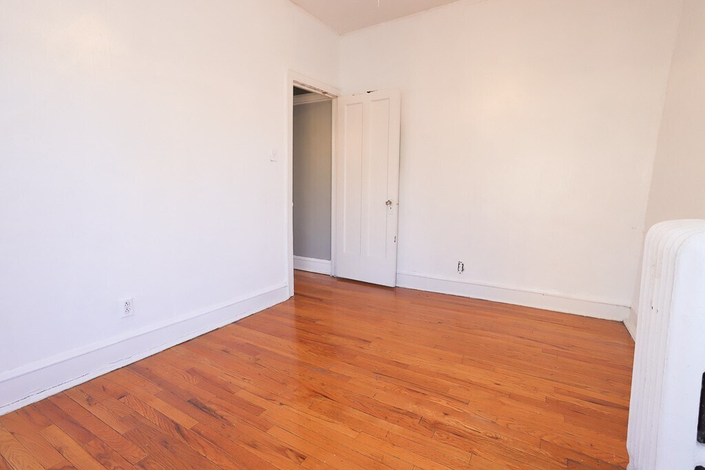 Building Photo - 621 W Cornelia Ave