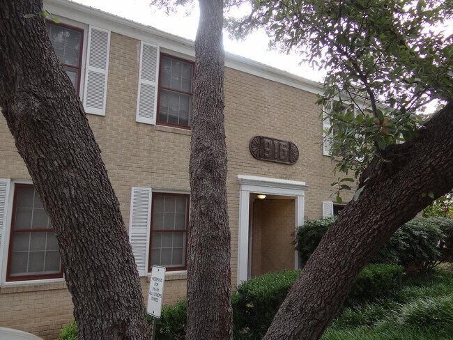 Building Photo - 908 E 32nd St