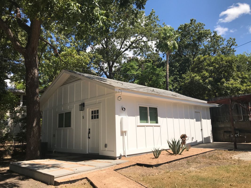 Building Photo - 423 W Woodlawn Ave