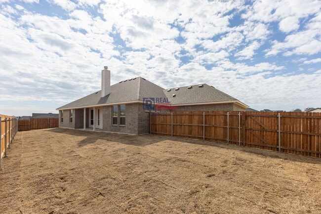 Building Photo - Well-Designed 3 Bed/2 Bath Home with Bonus Office