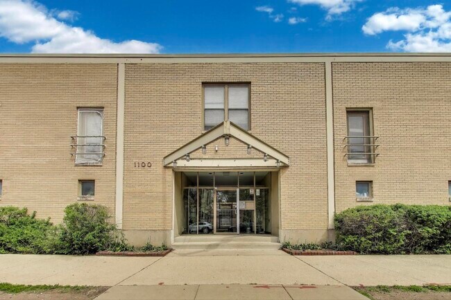 Primary Photo - 1100 W Cornelia Ave