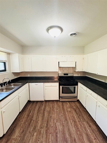 Building Photo - 816 Lakeside Dr