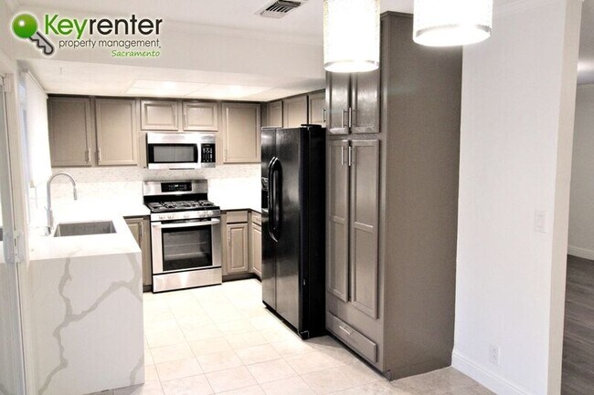 Building Photo - 8312 Camelback Ct