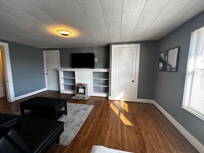 Building Photo - Fully updated Fully furnished All Bills Paid