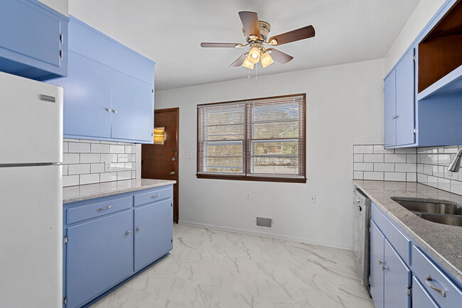 Building Photo - 906 E 84th St