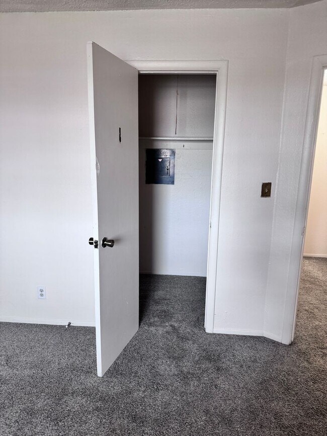 Building Photo - 2 Bedroom 1 Bath Duplex