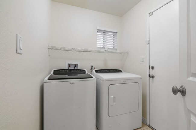 Building Photo - For Rent: Two-Story 3-Bedroom Home in South Corona