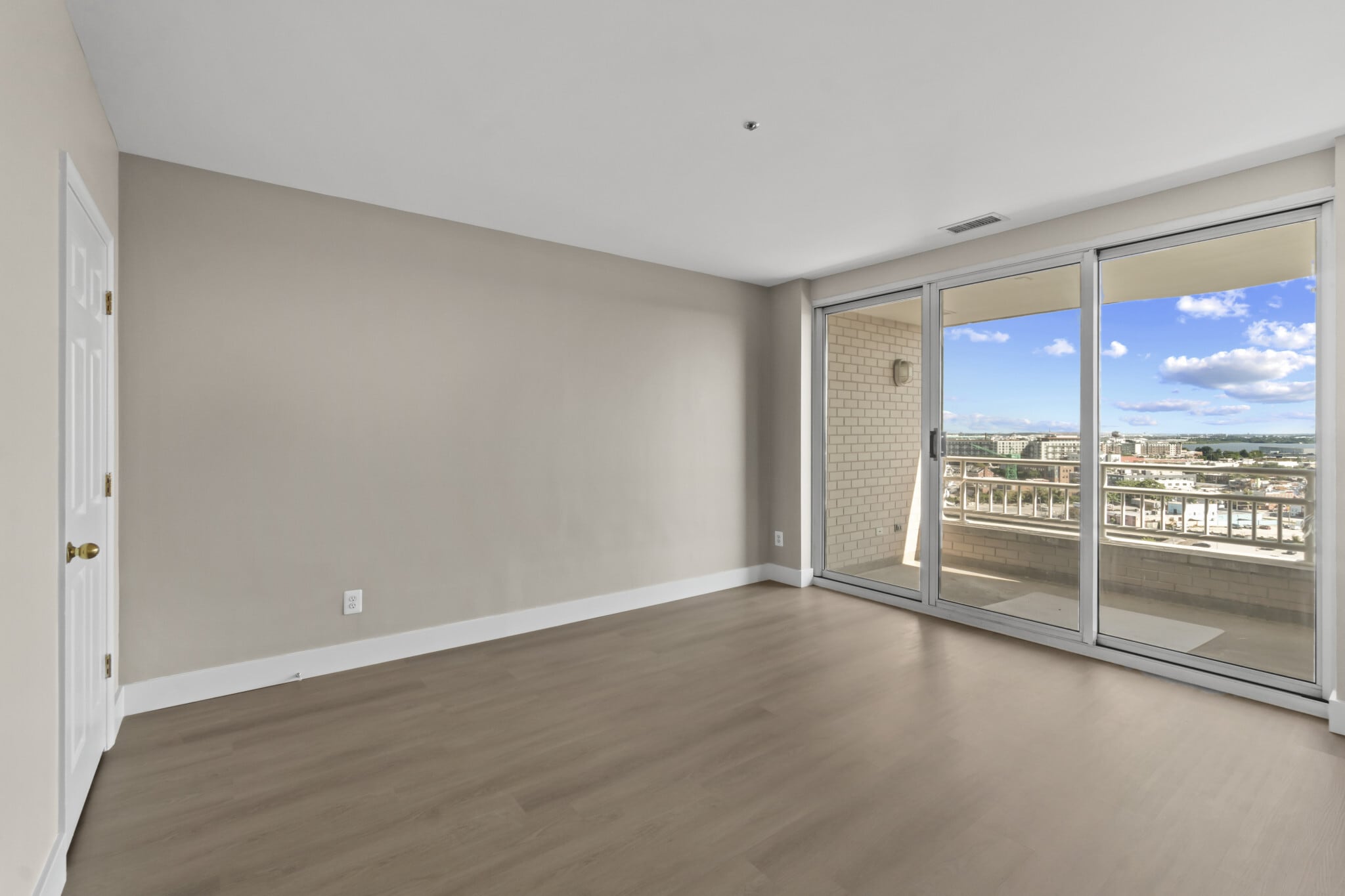 Bedroom with a balcony - 100 Harborview Dr