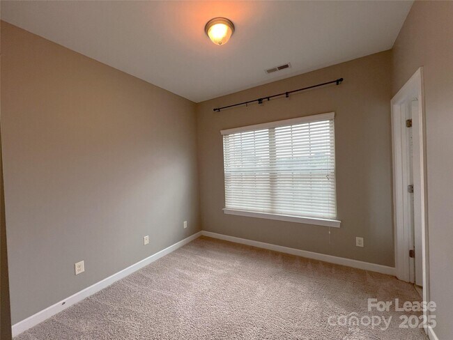 Building Photo - 15125 Jade St