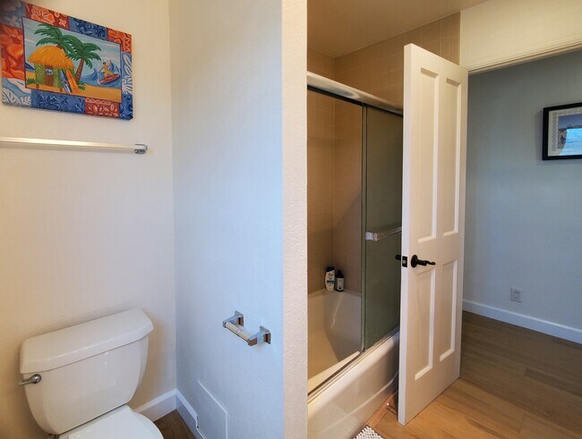 Full Bath view 1 - 301 N Francisca Ave