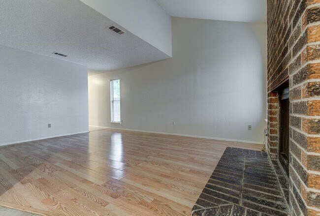 Building Photo - 300 Villa Oaks Cir