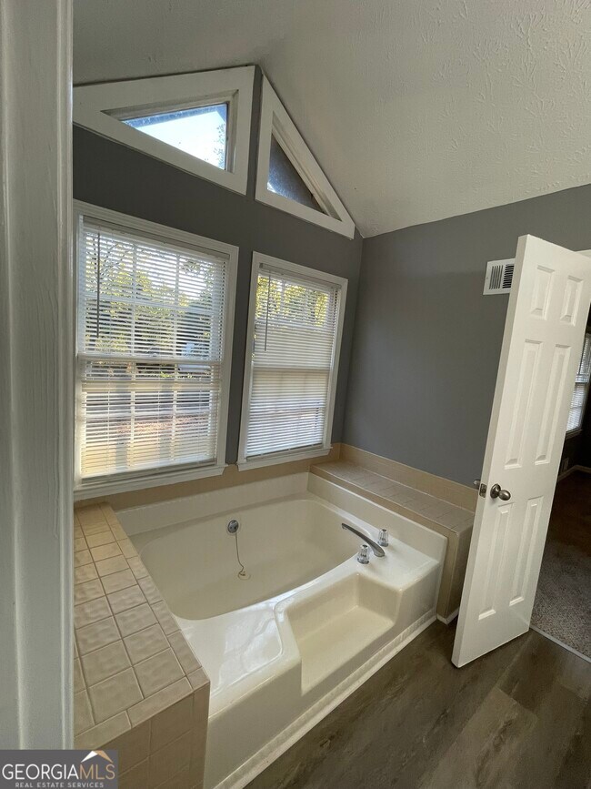 Building Photo - 505 Ironwood Ct SE