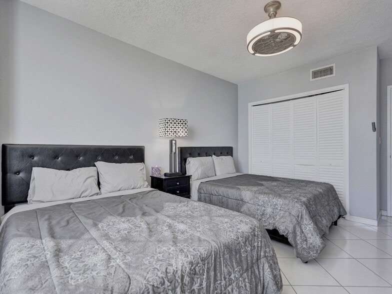 Building Photo - 3725 S Ocean Dr
