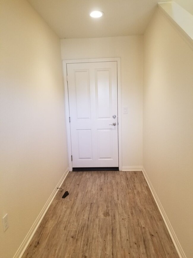 Building Photo - Spacious Condo 3 bedrooms, 2 bathrooms Built 2016