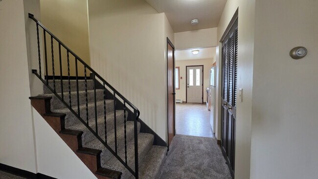 Building Photo - Spacious 2-Bedroom Townhouse w/ Water Incl...