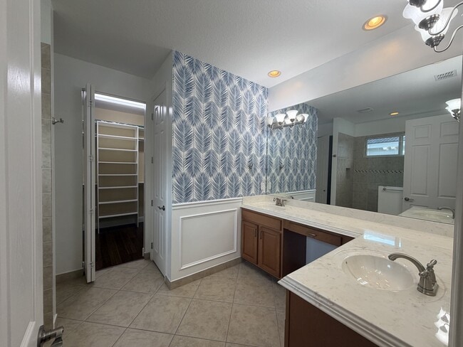 Building Photo - 11908 SW Crestwood Cir