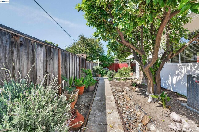 Building Photo - 1450 Kolln St