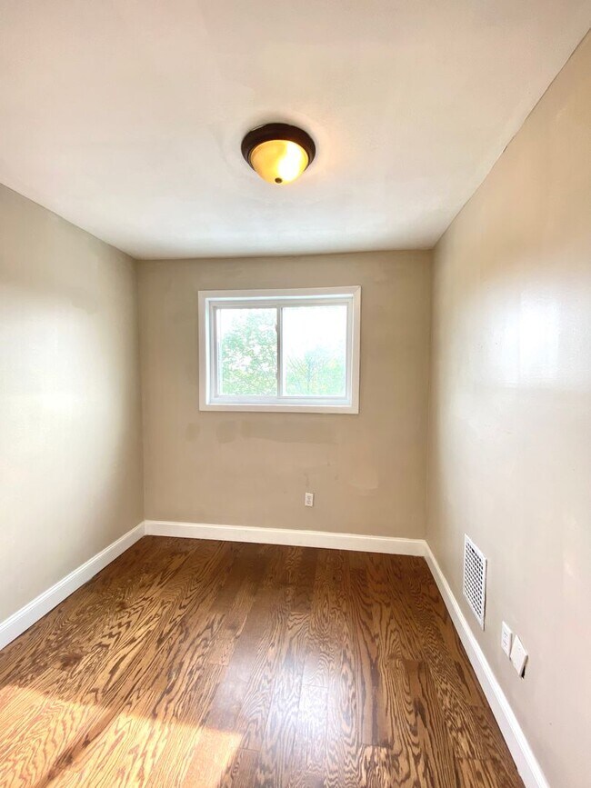 Building Photo - Spacious 4 Bed/1 Bath Home in Beechview-Convenient to Downtown! Available 7/5