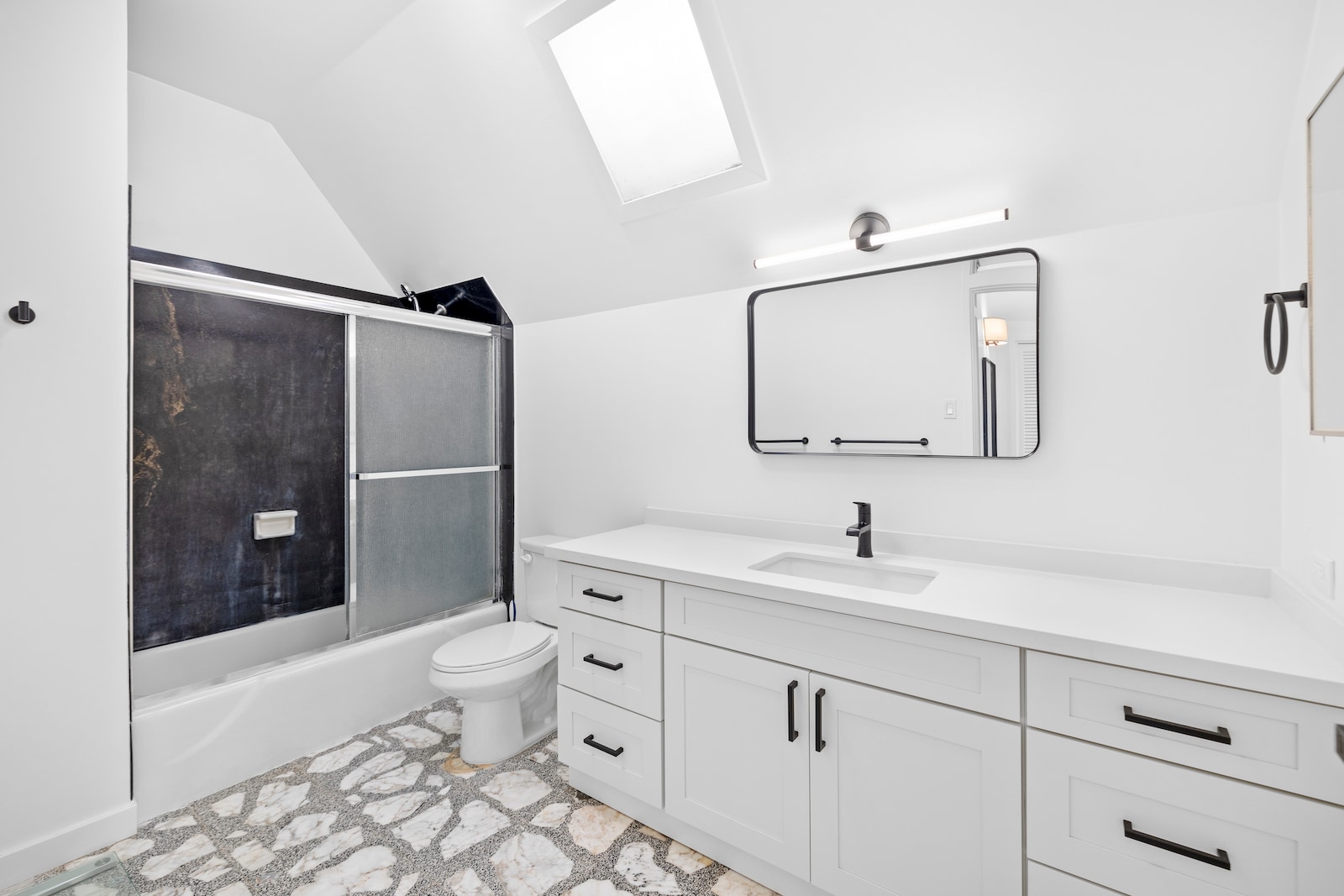 Upstairs primary en suite bathroom with large countertop and bathtub shower. - 45-162 Neepapa Pl
