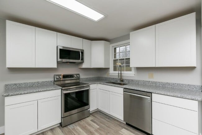 Building Photo - Beautiful Donelson Home in Great Location ...