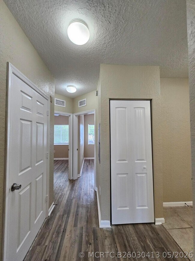 Building Photo - 1063 Golden Lakes Blvd