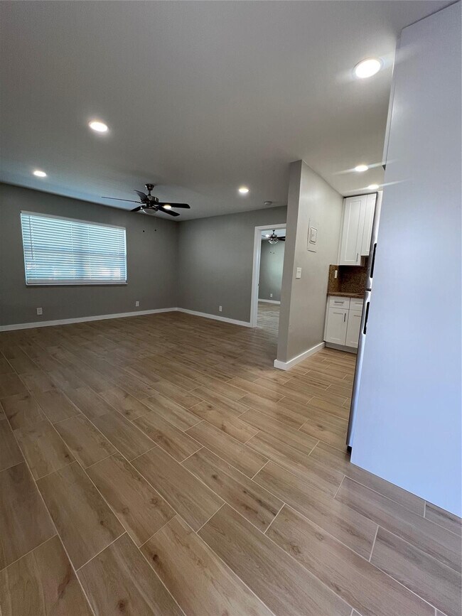 Building Photo - 2016 NE 17th Ct