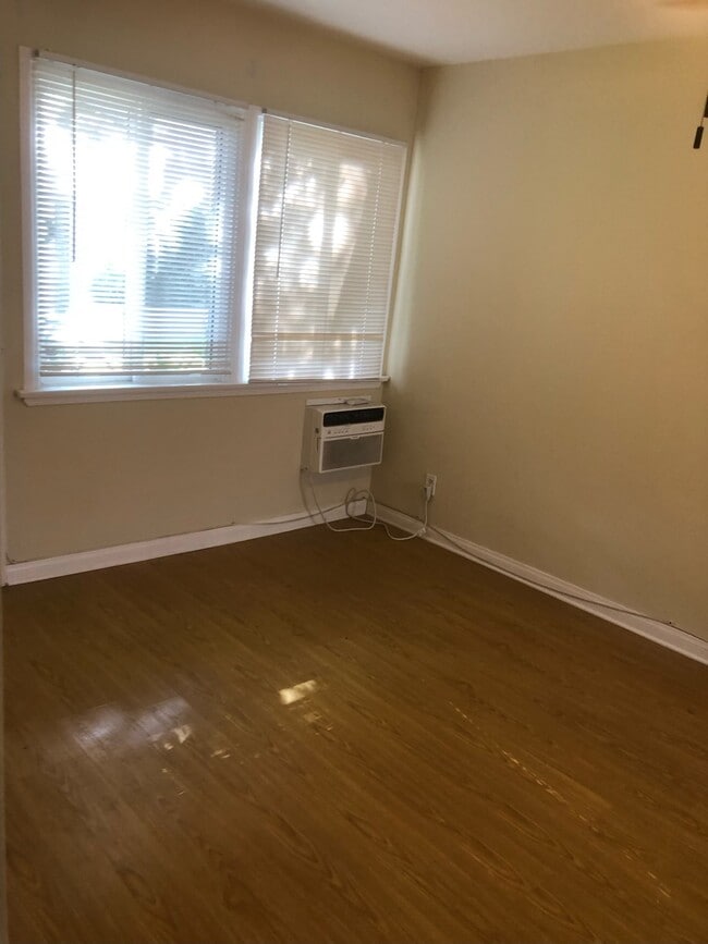 LR2 - 1745 N Hollywood Way