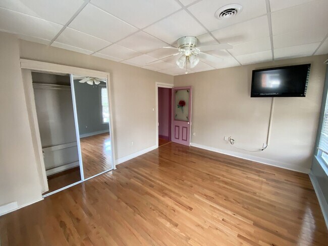 Building Photo - 3 Bedroom 1.5 Bath Private Home Must See K...