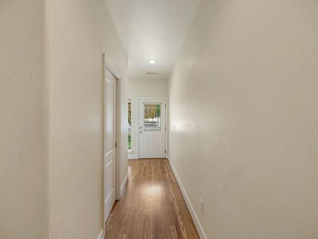 Building Photo - Palisade Home In Established Neighborhood