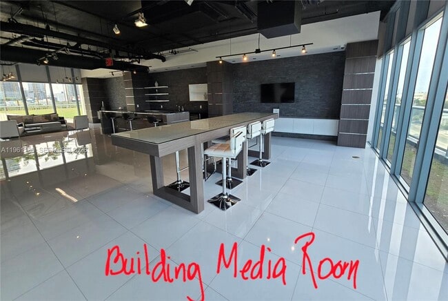 Building Photo - 601 NE 36th St