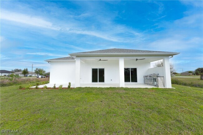 Building Photo - 2561 Sunniland Blvd