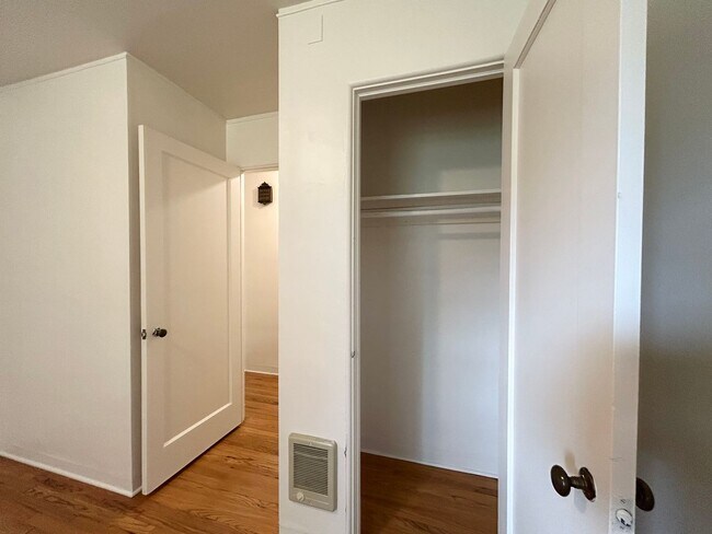 Building Photo - One Bed, One Bath, Vintage Charmer!