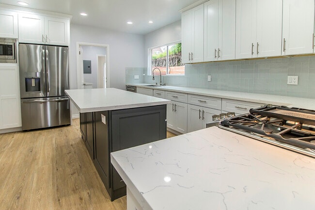 Building Photo - 621 N Bedford Dr