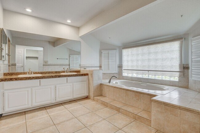 Building Photo - Stunning 5 bedroom home in The Lakes!