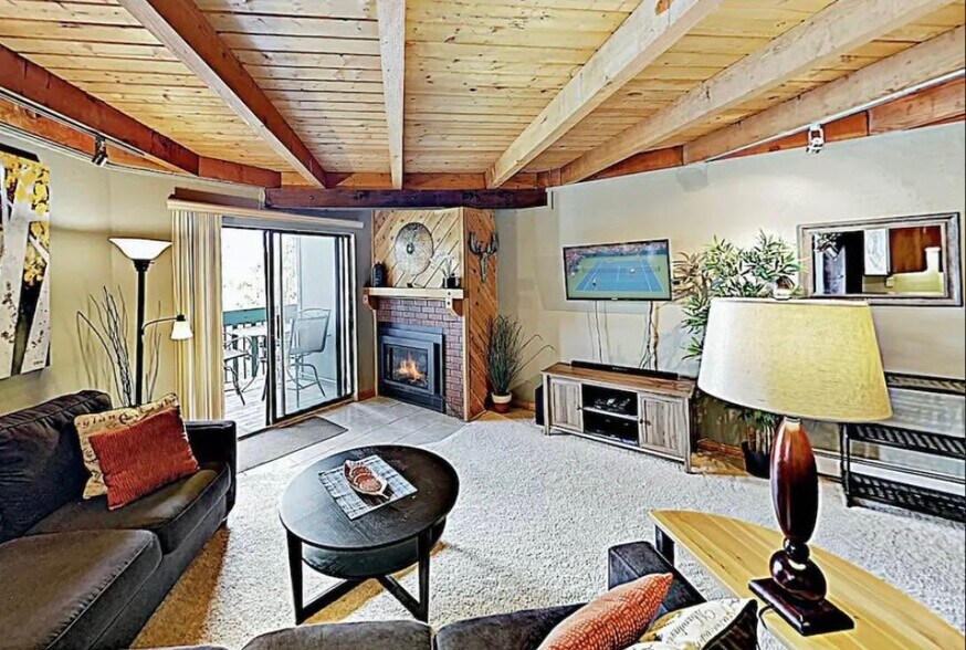 Cozy open living area - 9100 Ryan Gulch Rd
