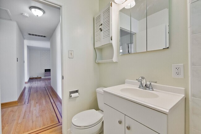 Building Photo - Hardwood Floors- Top Moreland SCH- SM Dogs Welcome- Close to Apple