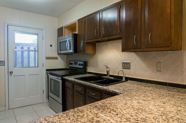 Building Photo - Charming Townhouse in Arden with Swimming ...