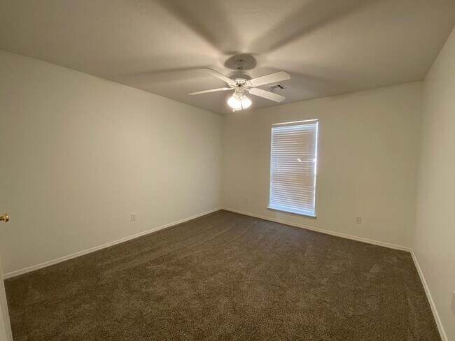 Building Photo - Great location with easy highway access.