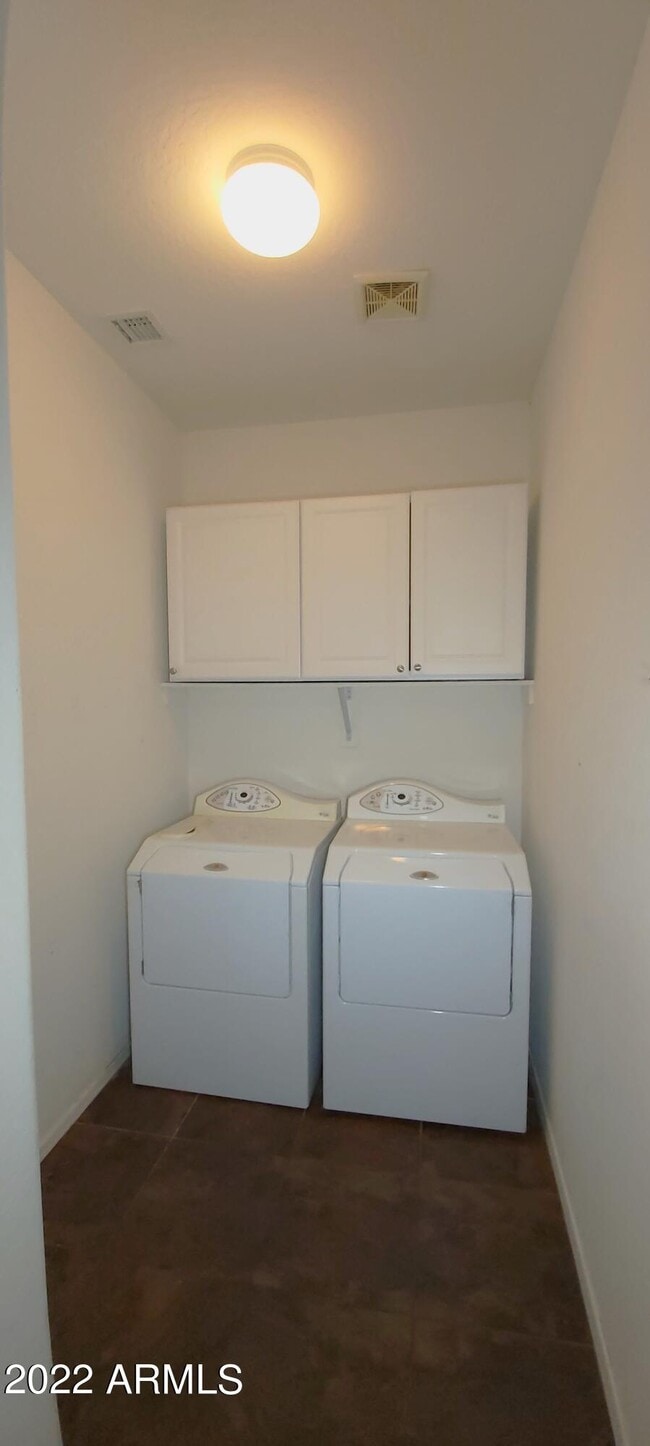 Building Photo - 518 W Black Hawk Pl