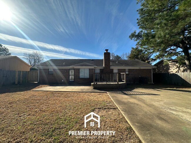 Building Photo - 3BR Home w/ Brick Fireplace, Garage & Fenced Yard in Memphis