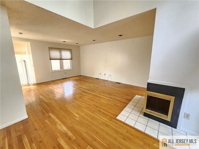 Building Photo - 254 Sayre Dr