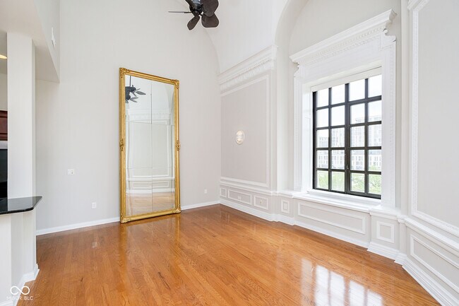 Building Photo - 350 N Meridian St