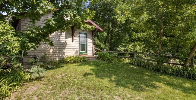 Building Photo - 3-Bedroom Home with Peekaboo Views of Silv...