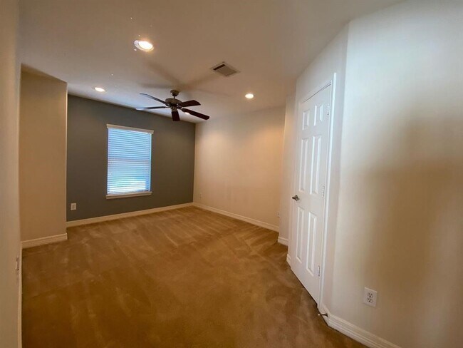 Building Photo - 3710 Sherwood Ln